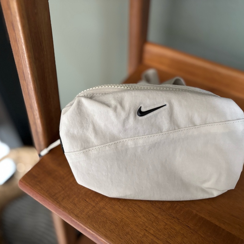 Nike Aura Crossbody Bag (2L)